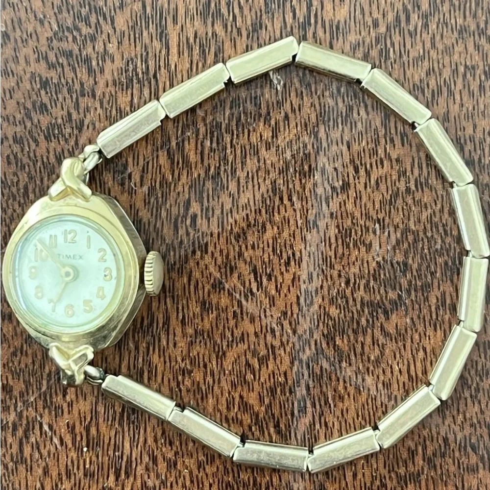 Vintage Timex Gold Toned Ladies Watch With Stretch Band NOT WORKING